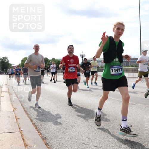 29.06.2025 - hella hamburg halbmarathon Lena Gebhardt http://msf.ph/oto/8370635 29.06.2025 10:14:51 Lombardsbrücke 5700, 18015, 2041, 3454, 14015, 14497, 1071, 1296, 1379, 1406, 1575, 1728, 1745, 2046, 2140, 2494, 2601, 2690, 2990, 3020, 3025, 3154, 3454, 3507, 3509, 3691, 3756, 3834, 3844, 4495, 4641, 5191, 5608, 5670, 5800, 5981, 6028, 6083, 6181, 6248, 6366, 6935, 7195, 7439, 7802, 7881, 8055, 8147, 8237, 8239, 8275, 8522, 8563, 8609, 8755, 8854, 9113, 9173, 9556, 9663, 9709, 9911, 9975, 10224, 10391, 10589, 10610, 10717, 10963, 11271, 11598, 12467, 13237, 16126 meine-sportfotos.de