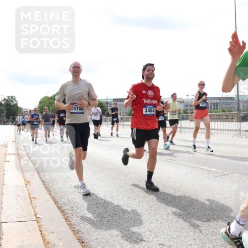 29.06.2025 - hella hamburg halbmarathon Lena Gebhardt http://msf.ph/oto/8370655 29.06.2025 10:14:51 Lombardsbrücke 1071, 5700, 3454, 14497, 1071, 1296, 1379, 1406, 1575, 1728, 1745, 2046, 2140, 2494, 2601, 2690, 2990, 3020, 3025, 3154, 3454, 3507, 3509, 3691, 3756, 3834, 3844, 4495, 4641, 5191, 5608, 5670, 5800, 5981, 6028, 6083, 6181, 6248, 6366, 6935, 7195, 7439, 7802, 7881, 8055, 8147, 8237, 8239, 8275, 8522, 8563, 8609, 8755, 8854, 9113, 9173, 9556, 9663, 9709, 9911, 9975, 10224, 10391, 10589, 10610, 10717, 10963, 11271, 11598, 12467, 13237, 16126 meine-sportfotos.de
