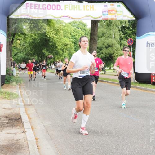 29.06.2025 - hella hamburg halbmarathon MichiJ http://msf.ph/oto/8370669 29.06.2025 10:44:35 Zwischen KM18-KM19 1239, 3141, 4579, 6592, 8322, 10599, 11018, 11043, 13863, 14266, 16227, 17543, 18508, 18587, 18652 meine-sportfotos.de