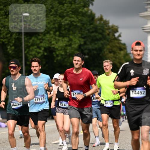 29.06.2025 - hella hamburg halbmarathon Dr. Thomas Lammeyer http://msf.ph/oto/8370671 29.06.2025 10:19:43 Kennedybrücke 1440, 2076, 2140, 2494, 2720, 2989, 3167, 3417, 4007, 4466, 5423, 6376, 6576, 7897, 7941, 7942, 8885, 9192, 9307, 9556, 9657, 9847, 10108, 10608, 10963, 11303 meine-sportfotos.de