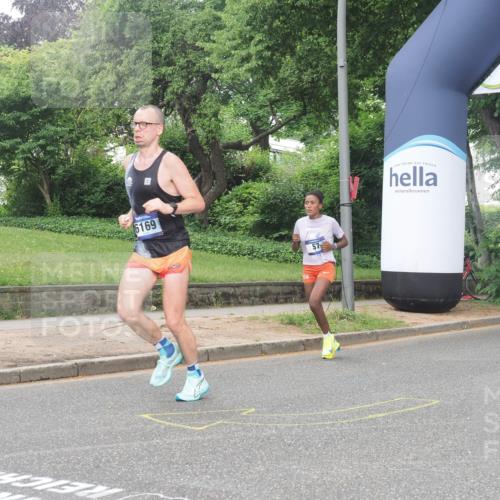 29.06.2025 - hella hamburg halbmarathon KatJ http://msf.ph/oto/8370706 29.06.2025 10:23:40 Zwischen KM18-KM19 57, 4477, 5048, 6169 meine-sportfotos.de