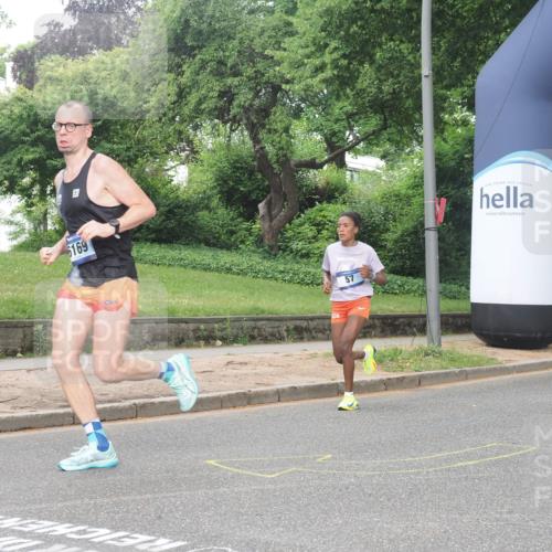 29.06.2025 - hella hamburg halbmarathon KatJ http://msf.ph/oto/8370773 29.06.2025 10:23:41 Zwischen KM18-KM19 57, 4477, 5048, 6169 meine-sportfotos.de