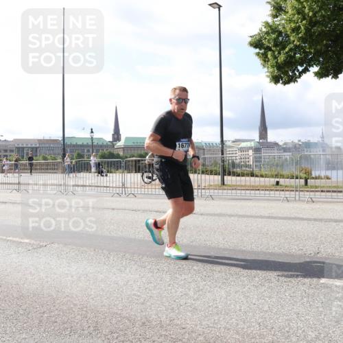 29.06.2025 - hella hamburg halbmarathon Lena Gebhardt http://msf.ph/oto/8370831 29.06.2025 10:02:08 Lombardsbrücke 1677, 1128, 1184, 1254, 1364, 1432, 1453, 1464, 1653, 1729, 1881, 1940, 2142, 2322, 2323, 2806, 2957, 3039, 3169, 4286, 4328, 4985, 5602, 5603, 5742, 5763, 6166, 6295, 6322, 6327, 6438, 6595, 6708, 7031, 7189, 7223, 7243, 7323, 8578, 9020, 9021, 9156, 9230, 9353, 9741, 9928, 10177, 10866, 10882, 11191, 11554, 11871, 11938, 12315, 12316, 12491, 14471, 14660, 14677, 16420 meine-sportfotos.de