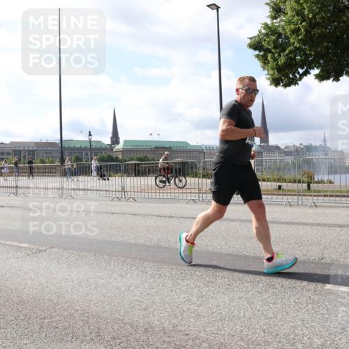 29.06.2025 - hella hamburg halbmarathon Lena Gebhardt http://msf.ph/oto/8370865 29.06.2025 10:02:09 Lombardsbrücke 1128, 1184, 1254, 1364, 1432, 1453, 1464, 1729, 1881, 1940, 2142, 2322, 2323, 2806, 2957, 3039, 3169, 3976, 4066, 4286, 4328, 4985, 5602, 5603, 5742, 5763, 6166, 6295, 6322, 6327, 6438, 6595, 6708, 6860, 7031, 7189, 7223, 7243, 7323, 9020, 9021, 9156, 9230, 9353, 9741, 9928, 10177, 10866, 10882, 11191, 11554, 11670, 11871, 11938, 12315, 12316, 12491, 14471, 14660, 14677, 16420 meine-sportfotos.de