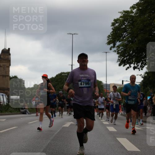 29.06.2025 - hella hamburg halbmarathon Yannick Fuchs http://msf.ph/oto/8370869 29.06.2025 10:53:40 20KM 2780, 3114, 3425, 4238, 4379, 4796, 4986, 6327, 6470, 7287, 7824, 8030, 8326, 8481, 8807, 9741, 9985, 10488, 10587, 11018, 11114, 11158, 11159, 11250, 11757, 12406, 12736, 12779, 13036, 13706, 14471, 14928, 15083, 15525, 15785, 15914, 16227, 16530, 16754, 16915, 17176, 17304, 17860, 18377, 18485, 18716, 18855, 19178 meine-sportfotos.de