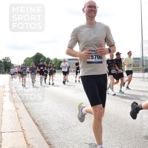 29.06.2025 - hella hamburg halbmarathon Lena Gebhardt http://msf.ph/oto/8370885 29.06.2025 10:14:52 Lombardsbrücke 570, 345, 1071, 1296, 1379, 1406, 1575, 1728, 1745, 2046, 2140, 2281, 2494, 2601, 2690, 2990, 3020, 3025, 3154, 3454, 3507, 3509, 3513, 3691, 3756, 3834, 3844, 4495, 4641, 5191, 5608, 5670, 5800, 5981, 6028, 6083, 6181, 6248, 6366, 6935, 7195, 7439, 7802, 7881, 8055, 8147, 8237, 8239, 8275, 8522, 8563, 8609, 8755, 8854, 9113, 9173, 9556, 9663, 9709, 9911, 9975, 10224, 10391, 10589, 10610, 10717, 10963, 11271, 11598, 12467 meine-sportfotos.de