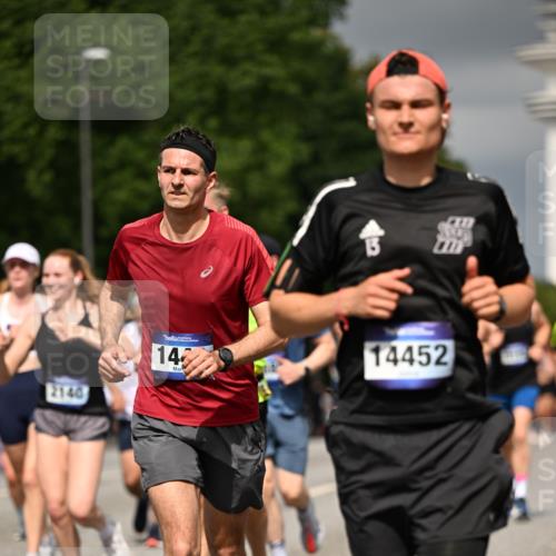 29.06.2025 - hella hamburg halbmarathon Dr. Thomas Lammeyer http://msf.ph/oto/8370901 29.06.2025 10:19:45 Kennedybrücke 1440, 1651, 2076, 2140, 2494, 2720, 2835, 2989, 3167, 3417, 4007, 4466, 5046, 5423, 6376, 6576, 7897, 7941, 7942, 8885, 9192, 9307, 9556, 9847, 10108, 10608, 10963, 11303 meine-sportfotos.de