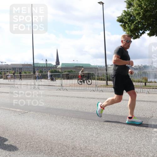 29.06.2025 - hella hamburg halbmarathon Lena Gebhardt http://msf.ph/oto/8370936 29.06.2025 10:02:09 Lombardsbrücke 1128, 1184, 1254, 1364, 1432, 1453, 1464, 1729, 1881, 1940, 2142, 2322, 2323, 2806, 2957, 3039, 3169, 3976, 4066, 4286, 4328, 4985, 5602, 5603, 5742, 5763, 6166, 6295, 6322, 6327, 6438, 6595, 6708, 6860, 7031, 7189, 7223, 7243, 7323, 9020, 9021, 9156, 9230, 9353, 9741, 9928, 10177, 10866, 10882, 11191, 11554, 11670, 11871, 11938, 12315, 12316, 12491, 14471, 14660, 14677, 16420 meine-sportfotos.de