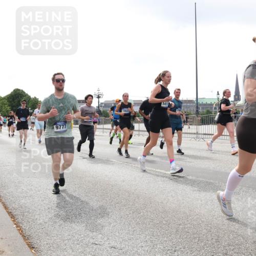 29.06.2025 - hella hamburg halbmarathon Lena Gebhardt http://msf.ph/oto/8370968 29.06.2025 10:39:43 Lombardsbrücke 13178, 17379, 9777, 10627, 1411, 969, 703, 1058, 1076, 1586, 1856, 1883, 1899, 2092, 2313, 2578, 2843, 2976, 3046, 3275, 3353, 3727, 3882, 3883, 3884, 4298, 4523, 4603, 4609, 4659, 4752, 4855, 4882, 5045, 5229, 5654, 5701, 6321, 6342, 6343, 6427, 6428, 6698, 6719, 6726, 6739, 6748, 7045, 7053, 7125, 7199, 7429, 7455, 7456, 7501, 7524, 7684, 8107, 8203, 8243, 8612, 8995, 9393, 9569, 9698, 9747, 9777, 10441, 10512 meine-sportfotos.de