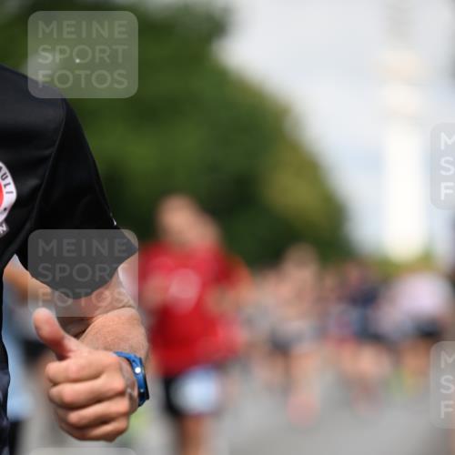 29.06.2025 - hella hamburg halbmarathon Dr. Thomas Lammeyer http://msf.ph/oto/8370991 29.06.2025 09:57:38 Kennedybrücke 1424, 1466, 1476, 1902, 2098, 2188, 2270, 2516, 2823, 2937, 3414, 3477, 3785, 3852, 4140, 4183, 4185, 4235, 4237, 4247, 4949, 5115, 5362, 5460, 5528, 5532, 5650, 6388, 6831, 7167, 7385, 8023, 8269, 8743, 8928, 9030, 9043, 9105, 9200, 9482, 9723, 9815, 9965, 10792, 11077 meine-sportfotos.de