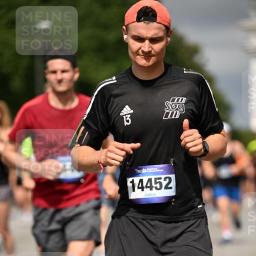 29.06.2025 - hella hamburg halbmarathon Dr. Thomas Lammeyer http://msf.ph/oto/8370995 29.06.2025 10:19:45 Kennedybrücke 1440, 1651, 2076, 2140, 2494, 2720, 2835, 2989, 3167, 3417, 4007, 4466, 5046, 5423, 6376, 6576, 7897, 7941, 7942, 8885, 9192, 9307, 9556, 9847, 10108, 10608, 10963, 11303 meine-sportfotos.de