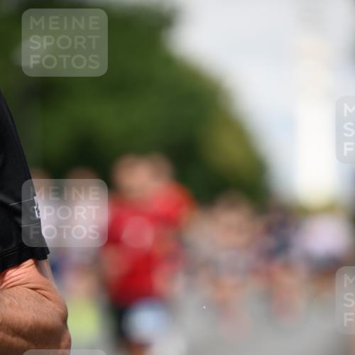 29.06.2025 - hella hamburg halbmarathon Dr. Thomas Lammeyer http://msf.ph/oto/8371009 29.06.2025 09:57:38 Kennedybrücke 1424, 1466, 1476, 1902, 2098, 2188, 2270, 2516, 2823, 2937, 3414, 3477, 3785, 3852, 4140, 4183, 4185, 4235, 4237, 4247, 4949, 5115, 5362, 5460, 5528, 5532, 5650, 6388, 6831, 7167, 7385, 8023, 8269, 8743, 8928, 9030, 9043, 9105, 9200, 9482, 9723, 9815, 9965, 10792, 11077 meine-sportfotos.de