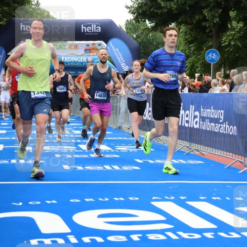 29.06.2025 - hella hamburg halbmarathon Strokosch-Dieckow http://msf.ph/oto/8371078 29.06.2025 10:49:25 Ziel 1342, 1476, 2592, 2596, 2878, 4183, 4185, 8437, 8689, 8813, 10189, 11339, 11340, 11779, 11819, 12094, 12670, 13233, 13269, 14526, 14838, 15422, 15784, 15857, 15894, 15966, 16114, 16592, 16891, 18476, 18887, 18960 meine-sportfotos.de