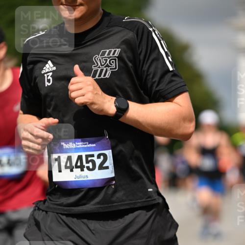 29.06.2025 - hella hamburg halbmarathon Dr. Thomas Lammeyer http://msf.ph/oto/8371081 29.06.2025 10:19:46 Kennedybrücke 1440, 1651, 2076, 2140, 2494, 2720, 2835, 2989, 3167, 3417, 4007, 4466, 5046, 5423, 6376, 6576, 7897, 7941, 7942, 8885, 9192, 9307, 9556, 9847, 10108, 10608, 10963, 11303 meine-sportfotos.de