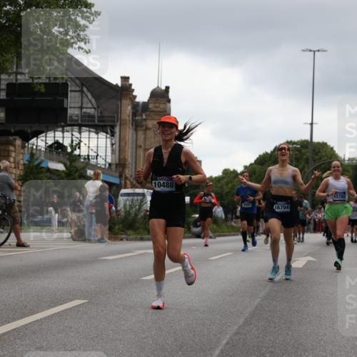 29.06.2025 - hella hamburg halbmarathon Yannick Fuchs http://msf.ph/oto/8371110 29.06.2025 10:53:41 20KM 2780, 3114, 3425, 4238, 4379, 4796, 4986, 6327, 6470, 7287, 7824, 8030, 8326, 8481, 8807, 9741, 9985, 10488, 10587, 11018, 11114, 11158, 11159, 11250, 11757, 12406, 12736, 12779, 13036, 13706, 14471, 14928, 15083, 15525, 15785, 15914, 16227, 16530, 16754, 16915, 17176, 17304, 17860, 18377, 18485, 18855, 19178 meine-sportfotos.de
