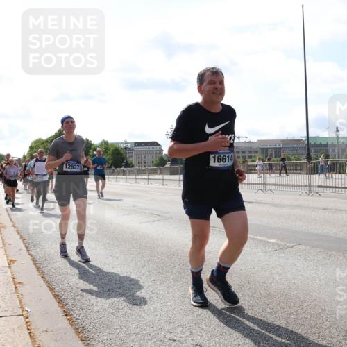 29.06.2025 - hella hamburg halbmarathon Lena Gebhardt http://msf.ph/oto/8371113 29.06.2025 10:02:09 Lombardsbrücke 1453, 12837, 16614, 1128, 1184, 1254, 1364, 1432, 1453, 1464, 1729, 1881, 1940, 2142, 2322, 2323, 2806, 2957, 3039, 3169, 3976, 4066, 4286, 4328, 4985, 5602, 5603, 5742, 5763, 6166, 6295, 6322, 6327, 6438, 6595, 6708, 6860, 7031, 7189, 7223, 7243, 7323, 9020, 9021, 9156, 9230, 9353, 9741, 9928, 10177, 10866, 10882, 11191, 11554, 11670, 11871, 11938, 12315, 12316, 12491, 14471, 14660, 14677, 16420 meine-sportfotos.de