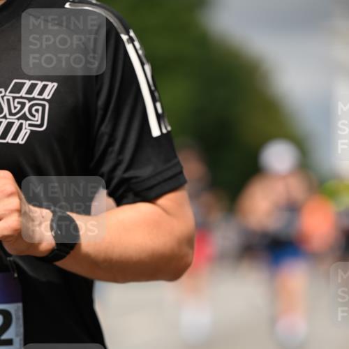 29.06.2025 - hella hamburg halbmarathon Dr. Thomas Lammeyer http://msf.ph/oto/8371154 29.06.2025 10:19:46 Kennedybrücke 1440, 1651, 2076, 2140, 2494, 2720, 2835, 2989, 3167, 3417, 4007, 4466, 5046, 5423, 6376, 6576, 7897, 7941, 7942, 8885, 9192, 9307, 9556, 9847, 10108, 10608, 10963, 11303 meine-sportfotos.de