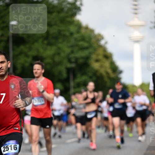 29.06.2025 - hella hamburg halbmarathon Dr. Thomas Lammeyer http://msf.ph/oto/8371161 29.06.2025 09:57:39 Kennedybrücke 1413, 1424, 1466, 1476, 1902, 2098, 2188, 2270, 2516, 2823, 2937, 3414, 3477, 3785, 3852, 4140, 4183, 4185, 4235, 4237, 4247, 4949, 5115, 5362, 5460, 5528, 5532, 5650, 6388, 6831, 7167, 7385, 8023, 8269, 8743, 8928, 9030, 9043, 9105, 9482, 9723, 9815, 9965, 10792, 11077 meine-sportfotos.de