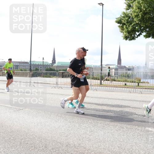 29.06.2025 - hella hamburg halbmarathon Lena Gebhardt http://msf.ph/oto/8371163 29.06.2025 10:14:53 Lombardsbrücke 1071, 1071, 1296, 1379, 1406, 1575, 1728, 1745, 2046, 2140, 2281, 2494, 2601, 2690, 2990, 3020, 3025, 3154, 3454, 3507, 3509, 3513, 3691, 3756, 3834, 3844, 4495, 4641, 5191, 5608, 5670, 5800, 5981, 6028, 6083, 6181, 6248, 6366, 6935, 7195, 7439, 7802, 7881, 8055, 8147, 8237, 8239, 8275, 8522, 8563, 8609, 8755, 8854, 9113, 9173, 9556, 9663, 9709, 9911, 9975, 10224, 10391, 10589, 10610, 10717, 10963, 11271, 11598, 12467 meine-sportfotos.de