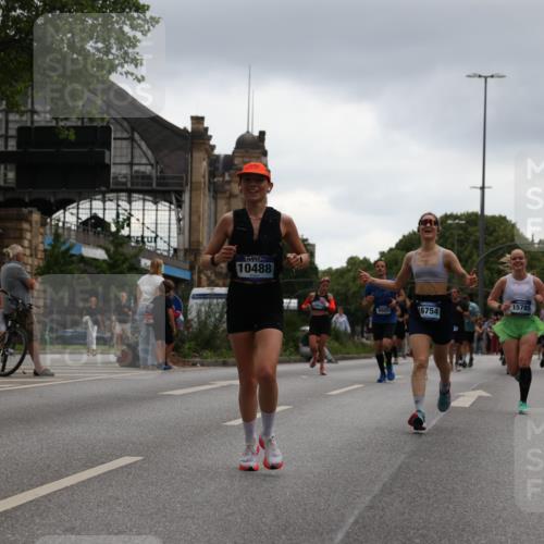 29.06.2025 - hella hamburg halbmarathon Yannick Fuchs http://msf.ph/oto/8371184 29.06.2025 10:53:41 20KM 2780, 3114, 3425, 4238, 4379, 4796, 4986, 6327, 6470, 7287, 7824, 8030, 8326, 8481, 8807, 9741, 9985, 10488, 10587, 11018, 11114, 11158, 11159, 11250, 11757, 12406, 12736, 12779, 13036, 13706, 14471, 14928, 15083, 15525, 15785, 15914, 16227, 16530, 16754, 16915, 17176, 17304, 17860, 18377, 18485, 18855, 19178 meine-sportfotos.de