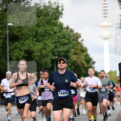 29.06.2025 - hella hamburg halbmarathon Dr. Thomas Lammeyer http://msf.ph/oto/8371199 29.06.2025 09:57:42 Kennedybrücke 1098, 1413, 1424, 1466, 1476, 1892, 1902, 2098, 2188, 2270, 2516, 2823, 2937, 3414, 3477, 3785, 3852, 4140, 4183, 4185, 4235, 4237, 4247, 5115, 5362, 5528, 5532, 5650, 6198, 6831, 7385, 8023, 8269, 8743, 8928, 9105, 9482, 9815, 9965, 10237, 10792, 11077 meine-sportfotos.de