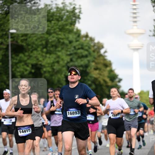29.06.2025 - hella hamburg halbmarathon Dr. Thomas Lammeyer http://msf.ph/oto/8371216 29.06.2025 09:57:42 Kennedybrücke 1098, 1413, 1424, 1466, 1476, 1892, 1902, 2098, 2188, 2270, 2516, 2823, 2937, 3414, 3477, 3785, 3852, 4140, 4183, 4185, 4235, 4237, 4247, 5115, 5362, 5528, 5532, 5650, 6198, 6831, 7385, 8023, 8269, 8743, 8928, 9105, 9482, 9815, 9965, 10237, 10792, 11077 meine-sportfotos.de