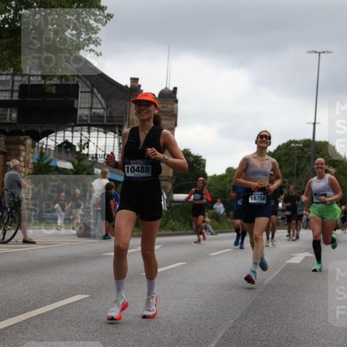 29.06.2025 - hella hamburg halbmarathon Yannick Fuchs http://msf.ph/oto/8371224 29.06.2025 10:53:42 20KM 2780, 3114, 3169, 4238, 4379, 4796, 4986, 6327, 6470, 7824, 8030, 8326, 8481, 8807, 9741, 9985, 10488, 10587, 11018, 11114, 11158, 11159, 11250, 11757, 12406, 12736, 12779, 13036, 13706, 14471, 14928, 15083, 15525, 15785, 15914, 16227, 16530, 16754, 16915, 17176, 17304, 17860, 18377, 18485, 18855, 19178 meine-sportfotos.de