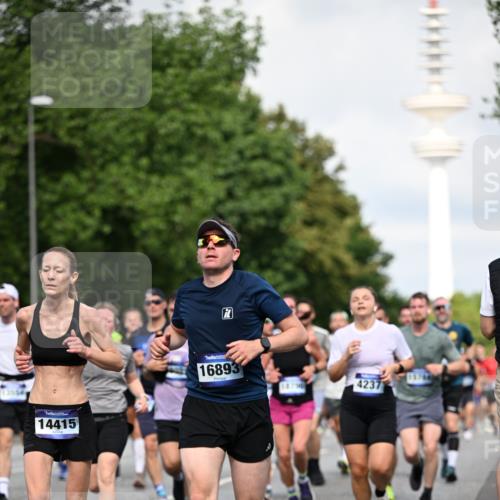 29.06.2025 - hella hamburg halbmarathon Dr. Thomas Lammeyer http://msf.ph/oto/8371238 29.06.2025 09:57:42 Kennedybrücke 1098, 1413, 1424, 1466, 1476, 1892, 1902, 2098, 2188, 2270, 2516, 2823, 2937, 3414, 3477, 3785, 3852, 4140, 4183, 4185, 4235, 4237, 4247, 5115, 5362, 5528, 5532, 5650, 6198, 6831, 7385, 8023, 8269, 8743, 8928, 9105, 9482, 9815, 9965, 10237, 10792, 11077 meine-sportfotos.de