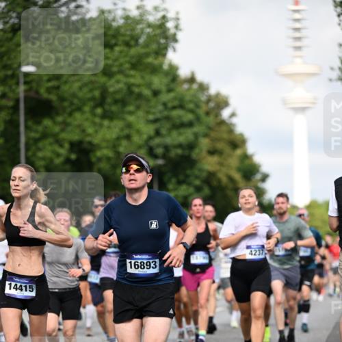29.06.2025 - hella hamburg halbmarathon Dr. Thomas Lammeyer http://msf.ph/oto/8371258 29.06.2025 09:57:42 Kennedybrücke 1098, 1413, 1424, 1466, 1476, 1892, 1902, 2098, 2188, 2270, 2516, 2823, 2937, 3414, 3477, 3785, 3852, 4140, 4183, 4185, 4235, 4237, 4247, 5115, 5362, 5528, 5532, 5650, 6198, 6831, 7385, 8023, 8269, 8743, 8928, 9105, 9482, 9815, 9965, 10237, 10792, 11077 meine-sportfotos.de