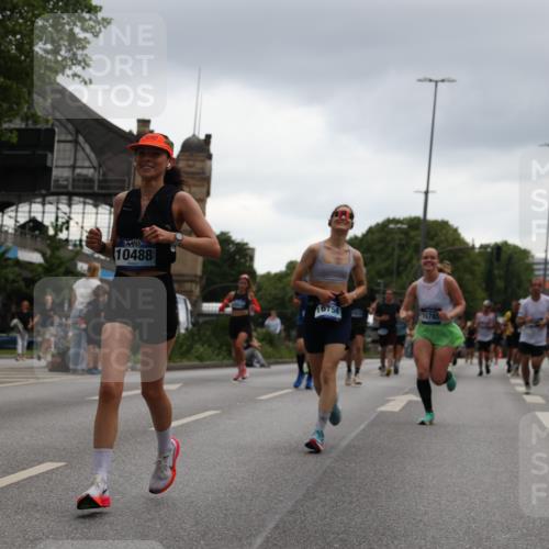 29.06.2025 - hella hamburg halbmarathon Yannick Fuchs http://msf.ph/oto/8371264 29.06.2025 10:53:42 20KM 2780, 3114, 3169, 4238, 4379, 4796, 4986, 6327, 6470, 7824, 8030, 8326, 8481, 8807, 9741, 9985, 10488, 10587, 11018, 11114, 11158, 11159, 11250, 11757, 12406, 12736, 12779, 13036, 13706, 14471, 14928, 15083, 15525, 15785, 15914, 16227, 16530, 16754, 16915, 17176, 17304, 17860, 18377, 18485, 18855, 19178 meine-sportfotos.de
