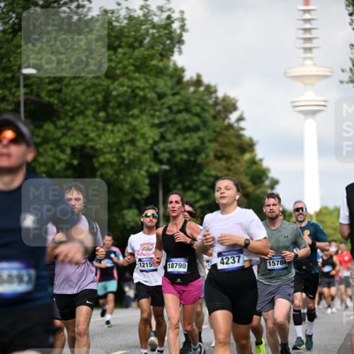 29.06.2025 - hella hamburg halbmarathon Dr. Thomas Lammeyer http://msf.ph/oto/8371352 29.06.2025 09:57:43 Kennedybrücke 1098, 1171, 1413, 1424, 1466, 1476, 1892, 1902, 2098, 2188, 2270, 2516, 2823, 2842, 3477, 3785, 3852, 4140, 4183, 4185, 4235, 4237, 4247, 4270, 5115, 5362, 5528, 5532, 5650, 6198, 6831, 7385, 8023, 8269, 8743, 8928, 9105, 9482, 9815, 10237, 10792, 11077 meine-sportfotos.de
