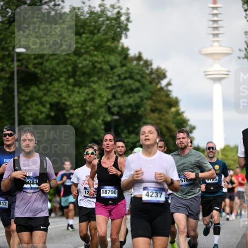 29.06.2025 - hella hamburg halbmarathon Dr. Thomas Lammeyer http://msf.ph/oto/8371419 29.06.2025 09:57:44 Kennedybrücke 1098, 1171, 1413, 1424, 1466, 1476, 1892, 1902, 2098, 2188, 2270, 2516, 2823, 2842, 3477, 3785, 3852, 4140, 4183, 4185, 4235, 4237, 4247, 4270, 5115, 5528, 5532, 5650, 6198, 6266, 6831, 7385, 8023, 8269, 8743, 8928, 9105, 9482, 9619, 9815, 10237, 10792, 11077 meine-sportfotos.de