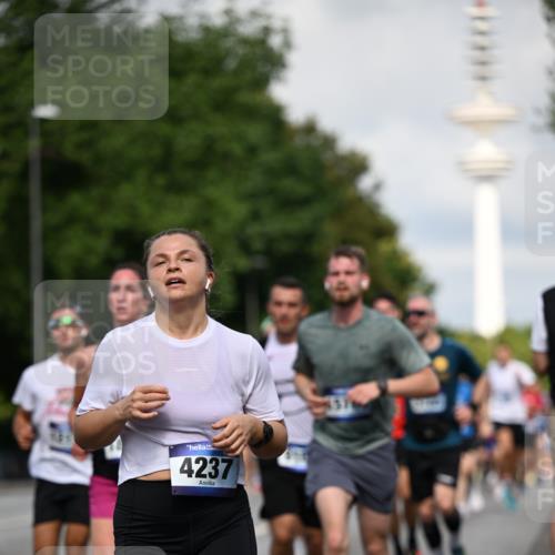 29.06.2025 - hella hamburg halbmarathon Dr. Thomas Lammeyer http://msf.ph/oto/8371502 29.06.2025 09:57:45 Kennedybrücke 1098, 1171, 1413, 1424, 1466, 1476, 1892, 1902, 2098, 2188, 2270, 2516, 2823, 2842, 3477, 3785, 3852, 4140, 4183, 4185, 4235, 4237, 4247, 4270, 5115, 5528, 5532, 5650, 6198, 6266, 6831, 7385, 8023, 8269, 8743, 8928, 9105, 9482, 9619, 9815, 10237, 10792, 11077 meine-sportfotos.de
