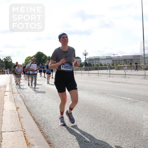 29.06.2025 - hella hamburg halbmarathon Lena Gebhardt http://msf.ph/oto/8371542 29.06.2025 10:02:10 Lombardsbrücke 1453, 12837, 1128, 1184, 1254, 1364, 1432, 1453, 1464, 1729, 1881, 1940, 2142, 2322, 2323, 2806, 3169, 3976, 4066, 4286, 4328, 4985, 5602, 5603, 5742, 5763, 6166, 6295, 6322, 6327, 6438, 6595, 6708, 6860, 7031, 7189, 7223, 7243, 7323, 7869, 9020, 9021, 9156, 9230, 9353, 9741, 9928, 10177, 10866, 10882, 11191, 11554, 11670, 11871, 11938, 12315, 12316, 12491, 14471, 14660, 14677, 16420 meine-sportfotos.de