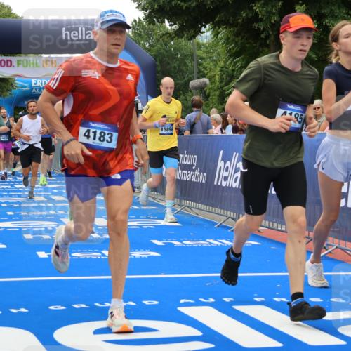 29.06.2025 - hella hamburg halbmarathon Strokosch-Dieckow http://msf.ph/oto/8371574 29.06.2025 10:49:21 Ziel 1342, 1476, 2878, 4183, 4185, 6158, 8112, 8813, 9348, 10053, 10189, 11339, 11779, 11819, 12670, 13269, 13450, 14526, 14838, 15422, 15784, 15894, 15966, 16369, 16891, 18476, 18887, 18960 meine-sportfotos.de