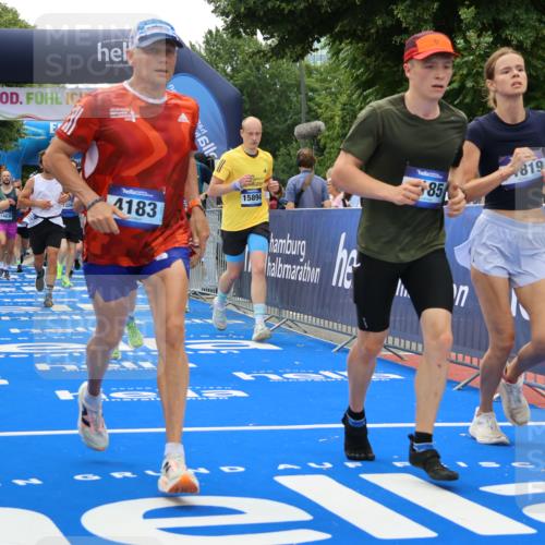 29.06.2025 - hella hamburg halbmarathon Strokosch-Dieckow http://msf.ph/oto/8371604 29.06.2025 10:49:21 Ziel 1342, 1476, 2878, 4183, 4185, 6158, 8112, 8813, 9348, 10053, 10189, 11339, 11779, 11819, 12670, 13269, 13450, 14526, 14838, 15422, 15784, 15894, 15966, 16369, 16891, 18476, 18887, 18960 meine-sportfotos.de