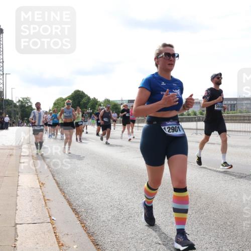 29.06.2025 - hella hamburg halbmarathon Lena Gebhardt http://msf.ph/oto/8371765 29.06.2025 10:14:56 Lombardsbrücke 13393, 16036, 14155, 12901, 5608, 9530, 1071, 1296, 1379, 1406, 1575, 1728, 1745, 2046, 2140, 2281, 2494, 2601, 2690, 2990, 3020, 3025, 3154, 3454, 3507, 3509, 3513, 3691, 3756, 3834, 3844, 4495, 4641, 5191, 5608, 5670, 5800, 5981, 6181, 6248, 6317, 6935, 7195, 7439, 7802, 7881, 8055, 8147, 8237, 8239, 8275, 8522, 8563, 8609, 8755, 8854, 9113, 9173, 9556, 9663, 9709, 9911, 9975, 10224, 10391, 10589, 10610, 10717, 10963, 11271, 11598 meine-sportfotos.de