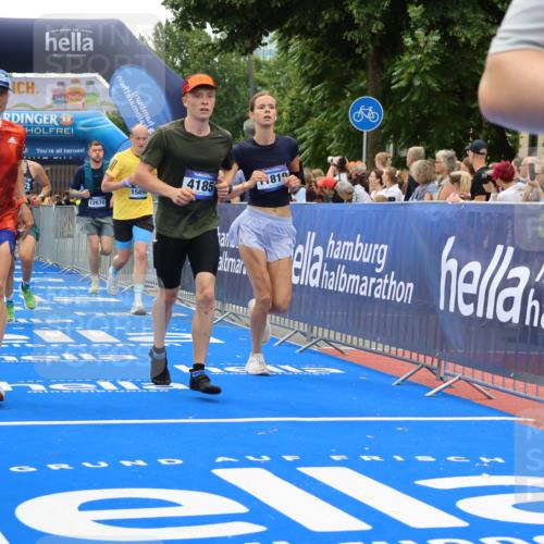 29.06.2025 - hella hamburg halbmarathon Strokosch-Dieckow http://msf.ph/oto/8371779 29.06.2025 10:49:20 Ziel 1342, 1476, 2878, 4183, 4185, 6158, 8112, 9348, 10053, 10189, 11339, 11779, 11819, 12670, 13269, 13450, 14526, 14838, 15422, 15784, 15894, 15966, 16369, 16891, 18476, 18887, 18960 meine-sportfotos.de