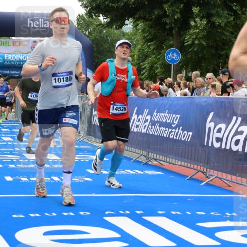 29.06.2025 - hella hamburg halbmarathon Strokosch-Dieckow http://msf.ph/oto/8371887 29.06.2025 10:49:19 Ziel 1342, 1476, 2013, 4183, 4185, 6158, 8112, 9348, 10053, 10189, 11779, 11819, 12670, 13269, 13450, 14526, 14838, 15422, 15784, 15894, 15966, 16369, 16891, 18887 meine-sportfotos.de