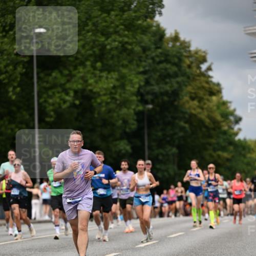 29.06.2025 - hella hamburg halbmarathon Dr. Thomas Lammeyer http://msf.ph/oto/8372020 29.06.2025 10:42:08 Kennedybrücke 1337, 1475, 1578, 1985, 2124, 2853, 3010, 3246, 3286, 3880, 4762, 5139, 5522, 5523, 5875, 6697, 6955, 7124, 7321, 7629, 8696, 8811, 8985, 9391, 9524, 9894, 10025, 10146, 10506, 10836, 11087, 11164 meine-sportfotos.de