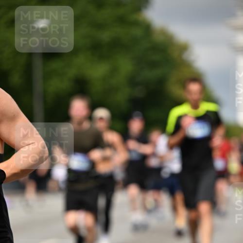 29.06.2025 - hella hamburg halbmarathon Dr. Thomas Lammeyer http://msf.ph/oto/8372112 29.06.2025 10:19:50 Kennedybrücke 1308, 1440, 1651, 2076, 2140, 2601, 2720, 2835, 2989, 3167, 3417, 4828, 5046, 5423, 6576, 7897, 7941, 7942, 8746, 8885, 9192, 9307, 9556, 9881, 10108, 10608, 11113, 11303 meine-sportfotos.de