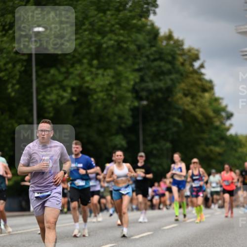 29.06.2025 - hella hamburg halbmarathon Dr. Thomas Lammeyer http://msf.ph/oto/8372124 29.06.2025 10:42:09 Kennedybrücke 1475, 1578, 1985, 2124, 2853, 3010, 3246, 3286, 3880, 4762, 5139, 5522, 5523, 5875, 6697, 6955, 7321, 7629, 8696, 8811, 8985, 9391, 9524, 9894, 10025, 10146, 10506, 10836, 11087, 11164 meine-sportfotos.de