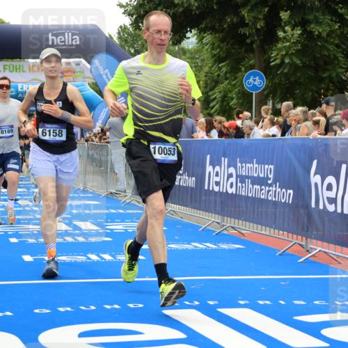 29.06.2025 - hella hamburg halbmarathon Strokosch-Dieckow http://msf.ph/oto/8372149 29.06.2025 10:49:18 Ziel 1342, 2013, 4183, 4185, 6158, 8112, 9348, 10053, 10189, 11779, 11819, 12670, 13450, 14526, 14838, 15422, 15784, 15894, 15966, 16369 meine-sportfotos.de