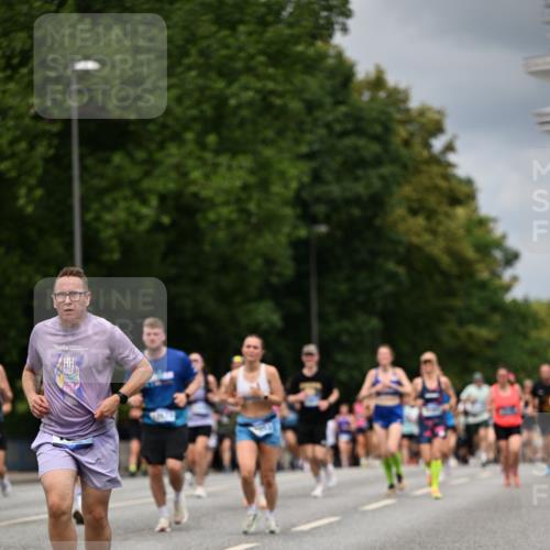 29.06.2025 - hella hamburg halbmarathon Dr. Thomas Lammeyer http://msf.ph/oto/8372151 29.06.2025 10:42:09 Kennedybrücke 1475, 1578, 1985, 2124, 2853, 3010, 3246, 3286, 3880, 4762, 5139, 5522, 5523, 5875, 6697, 6955, 7321, 7629, 8696, 8811, 8985, 9391, 9524, 9894, 10025, 10146, 10506, 10836, 11087, 11164 meine-sportfotos.de