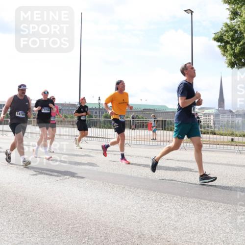 29.06.2025 - hella hamburg halbmarathon Lena Gebhardt http://msf.ph/oto/8372197 29.06.2025 10:14:59 Lombardsbrücke 8854, 11611, 14195, 17708, 6181, 1071, 1296, 1379, 1524, 1575, 1728, 1745, 2046, 2140, 2281, 2601, 2690, 2990, 3020, 3025, 3154, 3454, 3507, 3509, 3513, 3650, 3691, 3834, 3844, 4495, 4641, 5191, 5608, 5800, 5981, 5986, 6181, 6248, 6317, 6935, 7195, 7439, 7881, 8055, 8147, 8237, 8239, 8275, 8522, 8563, 8609, 8755, 8854, 9113, 9173, 9556, 9663, 9709, 9911, 9975, 10391, 10589, 10610, 10717, 10963, 11271, 11598 meine-sportfotos.de