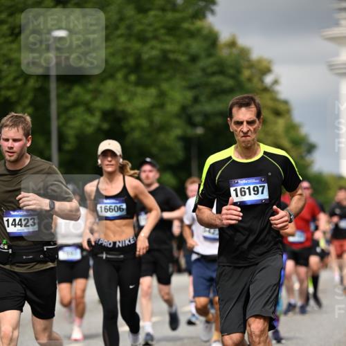 29.06.2025 - hella hamburg halbmarathon Dr. Thomas Lammeyer http://msf.ph/oto/8372211 29.06.2025 10:19:51 Kennedybrücke 1308, 1440, 1651, 2076, 2140, 2601, 2720, 2835, 2989, 3167, 4828, 5046, 5423, 6576, 7897, 7941, 7942, 8057, 8746, 8885, 9192, 9307, 9556, 9881, 10108, 10608, 11113, 11303 meine-sportfotos.de