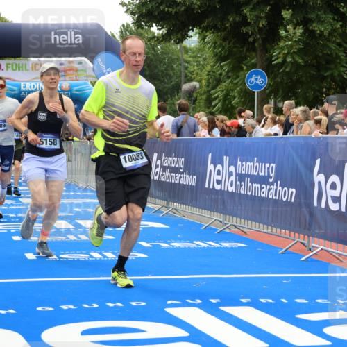 29.06.2025 - hella hamburg halbmarathon Strokosch-Dieckow http://msf.ph/oto/8372272 29.06.2025 10:49:17 Ziel 2013, 4183, 4185, 6158, 8112, 9348, 10053, 10189, 11819, 12670, 13450, 14526, 15422, 15523, 15784, 15894, 15966, 16369, 16731 meine-sportfotos.de