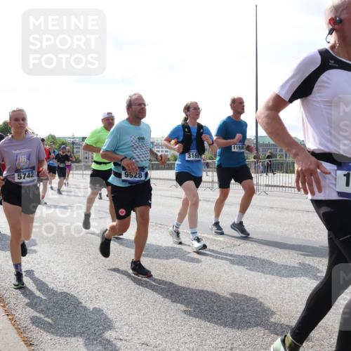29.06.2025 - hella hamburg halbmarathon Lena Gebhardt http://msf.ph/oto/8372410 29.06.2025 10:02:13 Lombardsbrücke 16723, 495, 5, 50, 7243, 5742, 9928, 3169, 11938, 145, 1128, 1184, 1254, 1364, 1432, 1453, 1733, 1881, 2142, 2322, 2323, 2685, 2712, 3169, 3780, 3976, 4066, 4286, 4328, 4985, 5602, 5603, 5742, 5763, 6166, 6295, 6322, 6327, 6438, 6595, 6708, 6860, 7031, 7049, 7189, 7223, 7243, 7323, 7869, 8749, 9020, 9021, 9131, 9156, 9230, 9353, 9741, 9928, 10177, 10866, 10882, 11191, 11554, 11670, 11871, 11938, 12315, 12316, 12491, 14471, 14660, 14677, 16420 meine-sportfotos.de