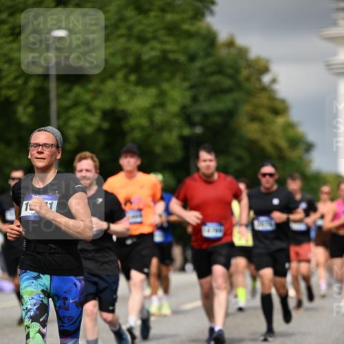 29.06.2025 - hella hamburg halbmarathon Dr. Thomas Lammeyer http://msf.ph/oto/8372444 29.06.2025 10:19:54 Kennedybrücke 1308, 1440, 1651, 2076, 2140, 2436, 2601, 2720, 2835, 3167, 4828, 5046, 5423, 7897, 7941, 7942, 8057, 8274, 8746, 8885, 9192, 9307, 9784, 9881, 10108, 10608, 11113, 11303 meine-sportfotos.de