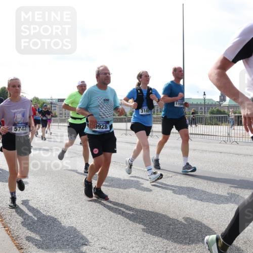 29.06.2025 - hella hamburg halbmarathon Lena Gebhardt http://msf.ph/oto/8372448 29.06.2025 10:02:13 Lombardsbrücke 7243, 5742, 5, 50, 3169, 11938, 145, 9928, 1128, 1184, 1254, 1364, 1432, 1453, 1733, 1881, 2142, 2322, 2323, 2685, 2712, 3169, 3780, 3976, 4066, 4286, 4328, 4985, 5602, 5603, 5742, 5763, 6166, 6295, 6322, 6327, 6438, 6595, 6708, 6860, 7031, 7049, 7189, 7223, 7243, 7323, 7869, 8749, 9020, 9021, 9131, 9156, 9230, 9353, 9741, 9928, 10177, 10866, 10882, 11191, 11554, 11670, 11871, 11938, 12315, 12316, 12491, 14471, 14660, 14677, 16420 meine-sportfotos.de